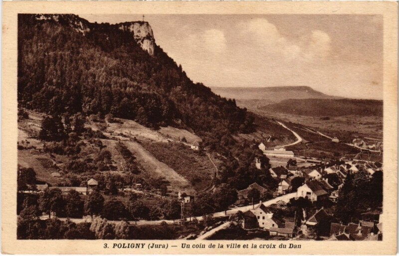 Carte postale ancienne Poligny un coin de la ville et croix du Dan à Poligny