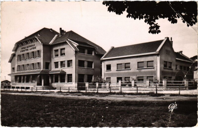 Carte postale ancienne Poligny Ecole d'Industrie laitiere à Poligny