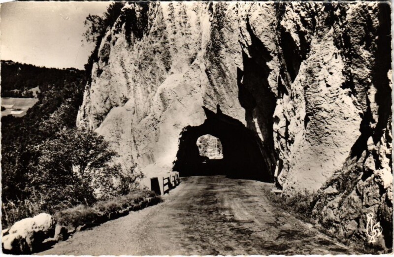 Carte postale ancienne Saint Claude La Roche Percee à Saint-Claude