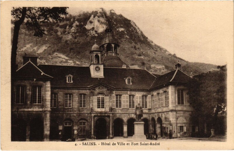 Carte postale ancienne Salins les Bains Hotel de Ville et Fort Saint-Andre à Salins-les-Bains