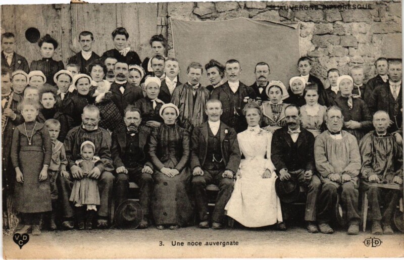Carte postale ancienne Folklore Une noce Auvergnant