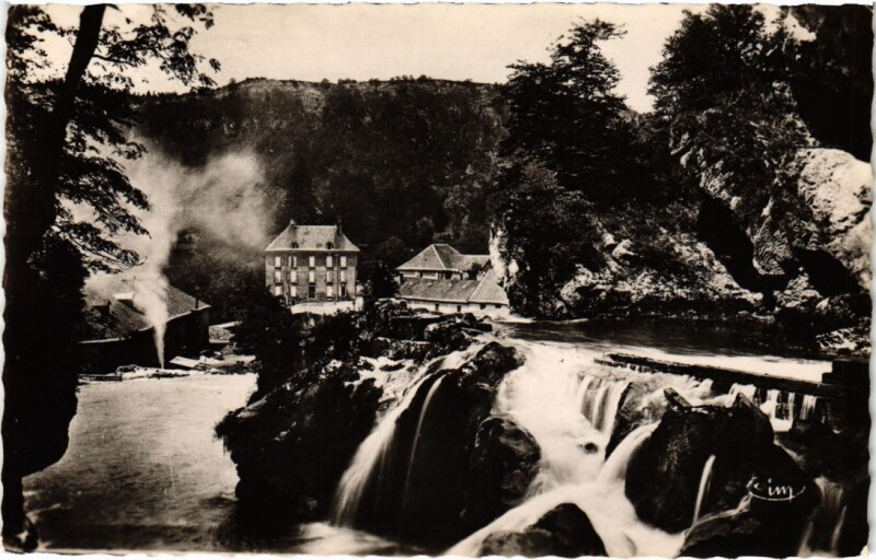 Carte postale ancienne Un coin de la Cascade du bourg de Sirod à Bourg-de-Sirod
