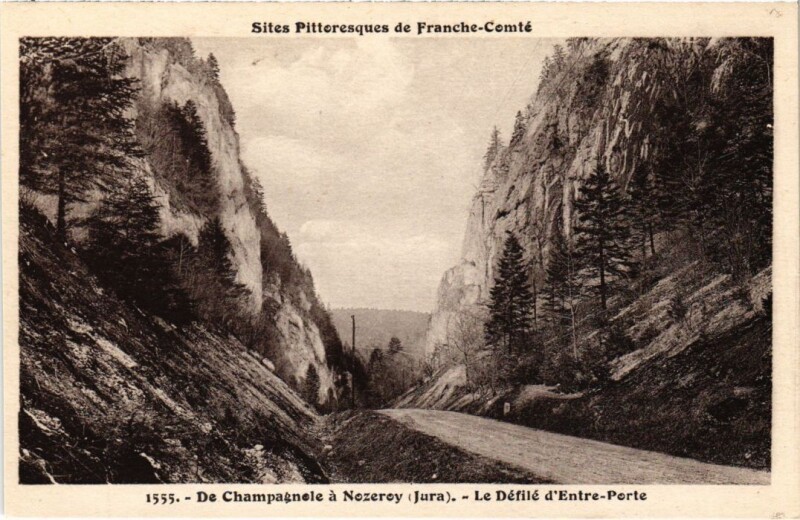Carte postale ancienne De Champagnole a Nozeroy, Defile d'Entre Porte à Champagnole