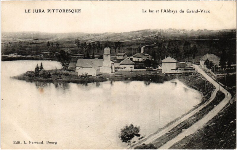 Carte postale ancienne Le lac et l'Abbaye du Grand Vaux