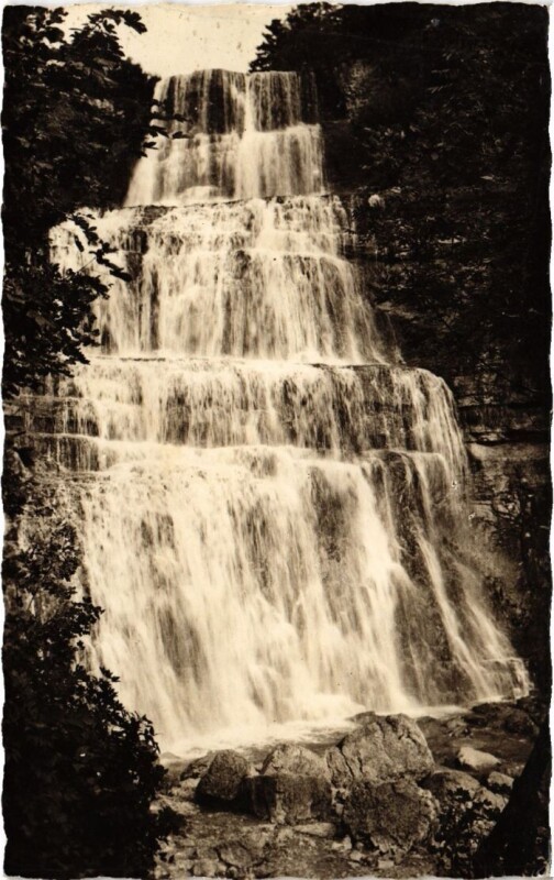 Carte postale ancienne Cours du Herisson Cascade en Eventail