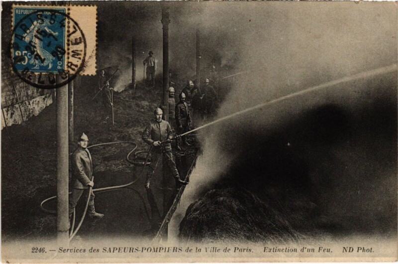 Carte postale ancienne Paris Sapeurs-Pompiers Firefighters Extinction d'un feu