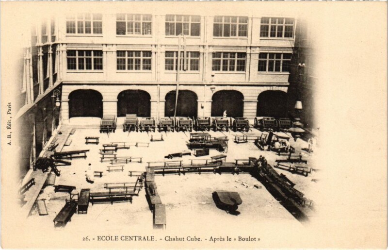 Carte postale ancienne Paris 3e Ecole Centrale Apres le Boulot Chahut Cube à Paris 3e