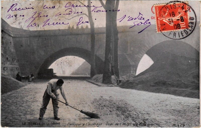 Carte postale ancienne Paris 4e Berges de la Seine Quai de l'hotel de Ville Balayeur à Paris 4e
