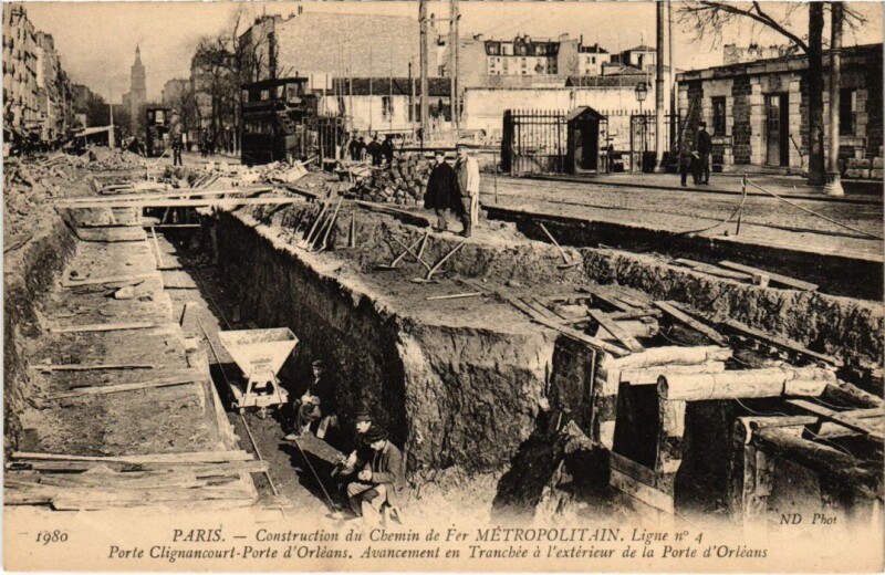 Carte postale ancienne Construction du Chemin de Fer Métropolitain - Ligne n°4  Porte Clignancourt - Porte d'Orléans - Avancement en Tranchée à l'extérieur de la Porte d'Orléans à Paris 14e