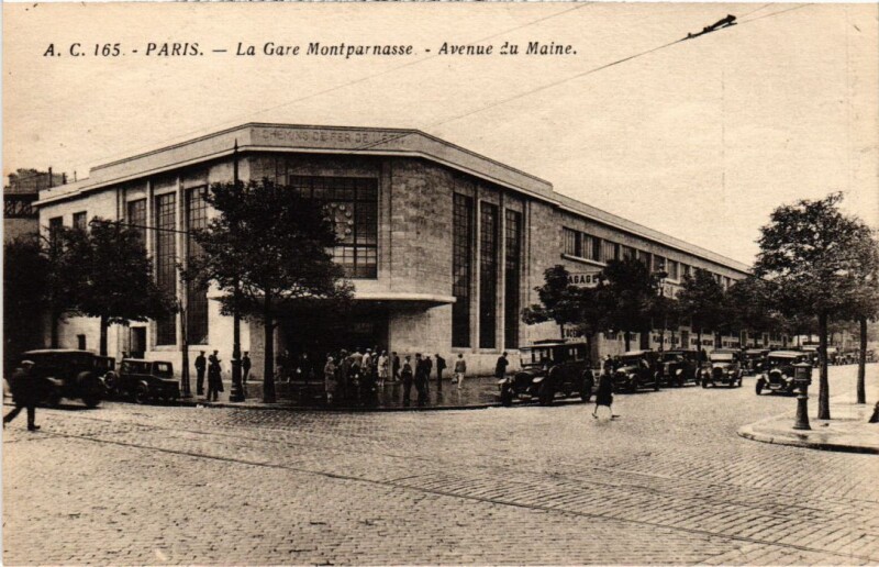 Carte postale ancienne La Gare Montparnasse - Avenue du Maine à Paris 15e