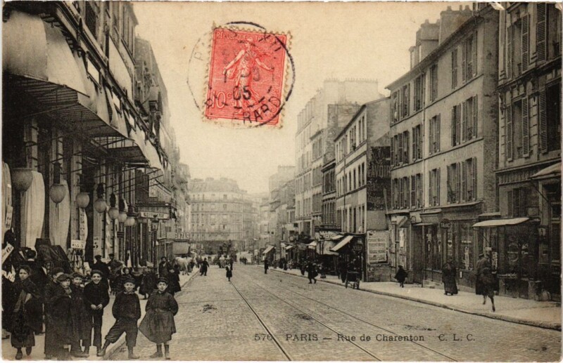 Carte postale ancienne Rue de Charenton à Paris 12e