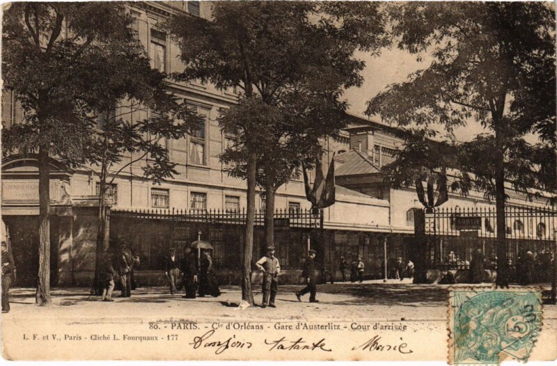 Carte postale ancienne Paris 13e Gare d'Austerlitz Cour d'arrivee à Paris 13e