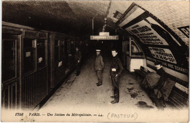 Carte postale ancienne Une station de Metropolitain à Paris 15e