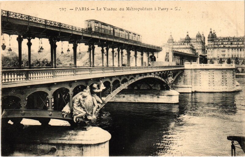 Carte postale ancienne Le Viaduc du Métropolitain à Passy à Paris 15e