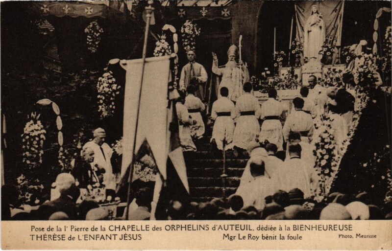 Carte postale ancienne Pose de la Pierre de la 1e chapelle des orphelins d'Auteuil, dédiée à la bienheureuse Thérèse de L'enfant Jésus - Monseigneur Le Roy bénit la foule à Paris 16e