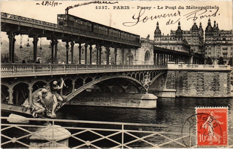 Carte postale ancienne Passy - Le Pont du Métropolitain à Paris 15e