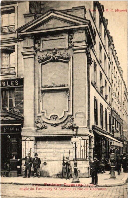 Carte postale ancienne Paris 11e Faug Saint-Antoine et rue de Charonne Fontaine trogneaux à Paris 11e