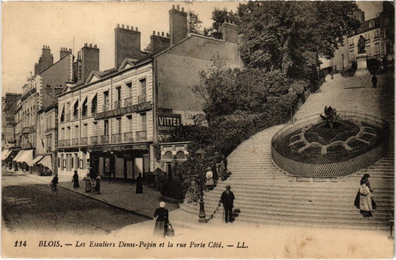 Carte postale ancienne Blois Les Escaliers Denis-Papin France à Blois