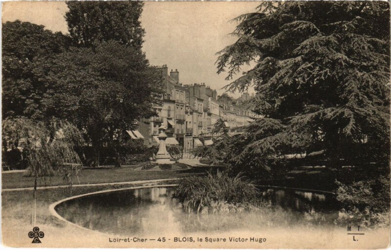Carte postale ancienne Blois Le Square Victor-Hugo France à Blois