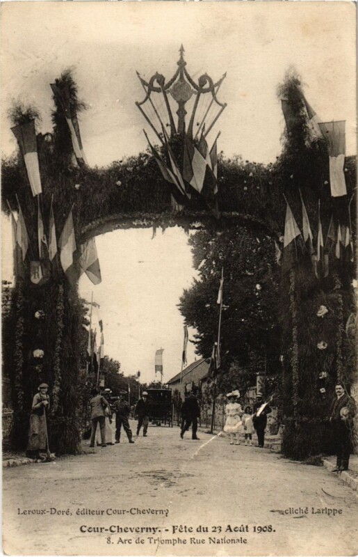 Carte postale ancienne Cheverny Arc de Triomphe Rue Nationale France à Cheverny