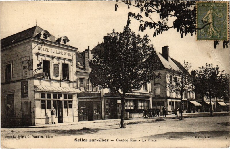 Carte postale ancienne Selles sur Cher Grande Rue, La Place France à Selles-sur-Cher