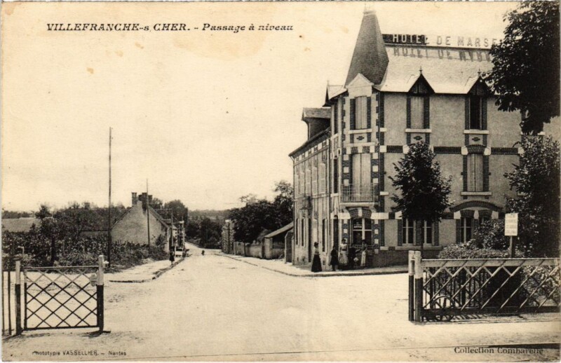 Carte postale ancienne Villefranche s Cher Passage a niveau France