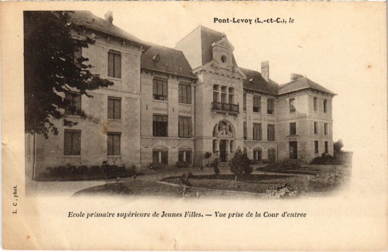 Carte postale ancienne Pont-Levoy Vue prise de la Cour d'entree France