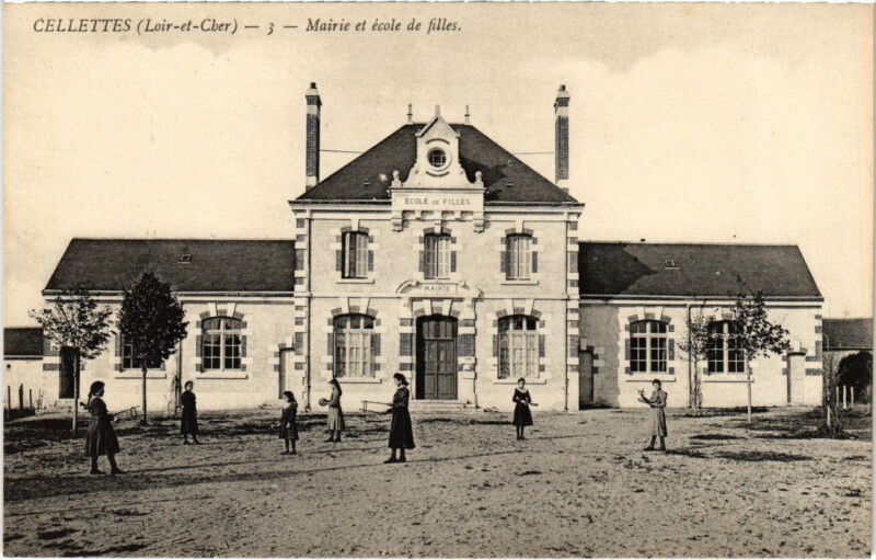 Carte postale ancienne Cellettes Mairie et ecole de filles France à Cellettes