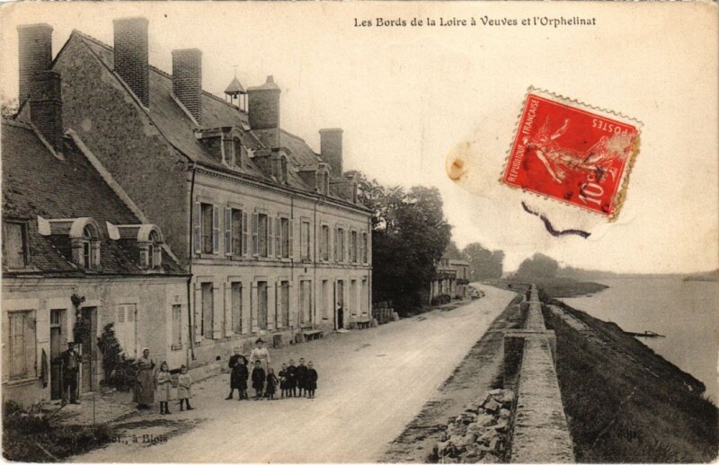Carte postale ancienne Vendome Les Bords de la Loire a Veuves et l'Orphelinat France