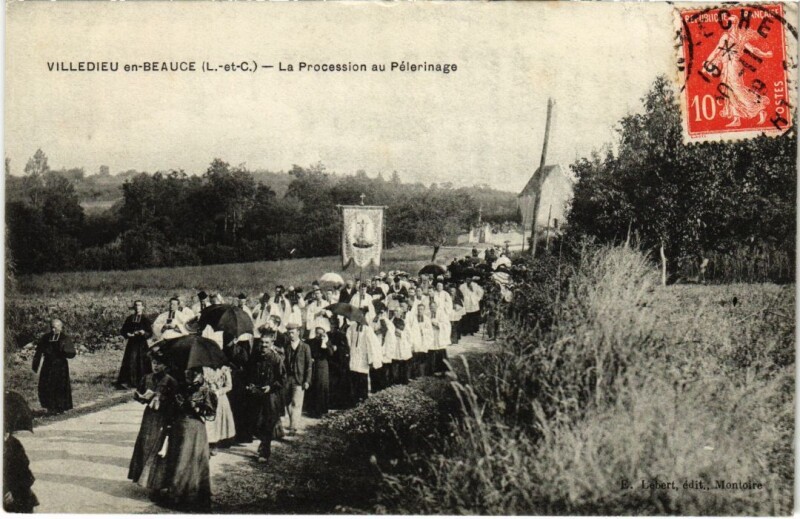 Carte postale ancienne Villedieu-en-Beauce La Procession au Pelerinage France