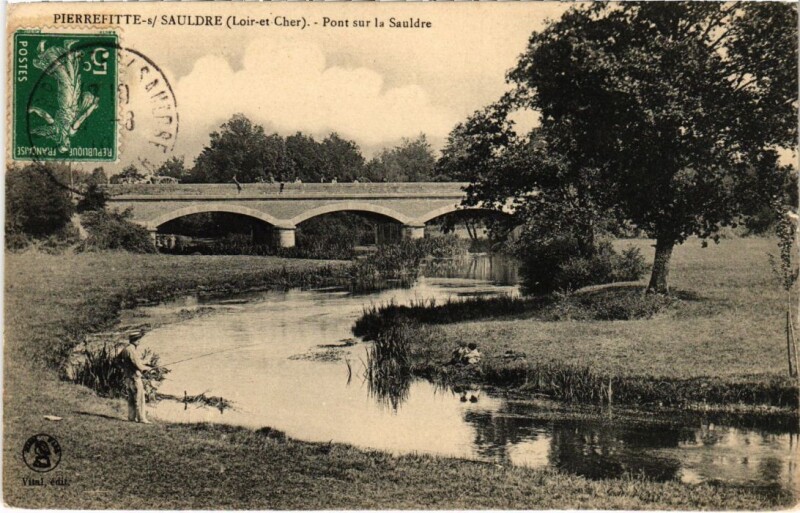 Carte postale ancienne Pierrefitte-sur-Sauldre Pont sur la Sauldre France à Pierrefitte-sur-Sauldre
