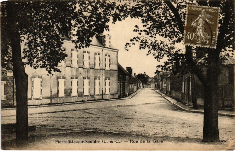 Carte postale ancienne Pierrefitte-sur-Sauldre Rue de la Gare France à Pierrefitte-sur-Sauldre