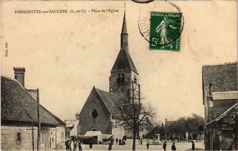 Carte postale ancienne Pierrefitte-sur-Sauldre Place de l'Eglise France à Pierrefitte-sur-Sauldre