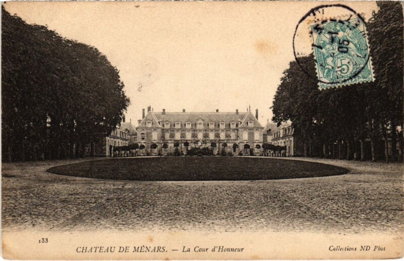 Carte postale ancienne Chateau de Menars La Cour d'Honneur France à Menars