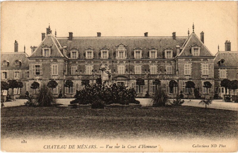 Carte postale ancienne Chateau de Menars Vue sur la Cour d'Honneur France à Menars