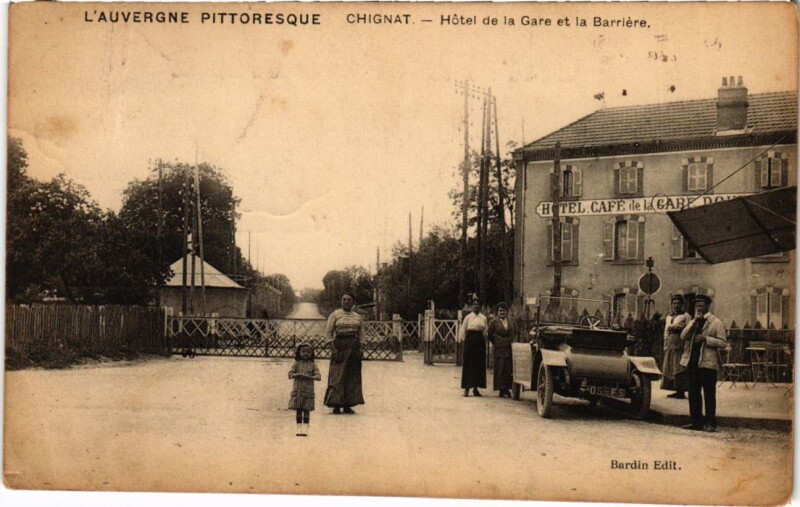 Carte postale ancienne Automobile Chignat hotel de la gare et la Barriere