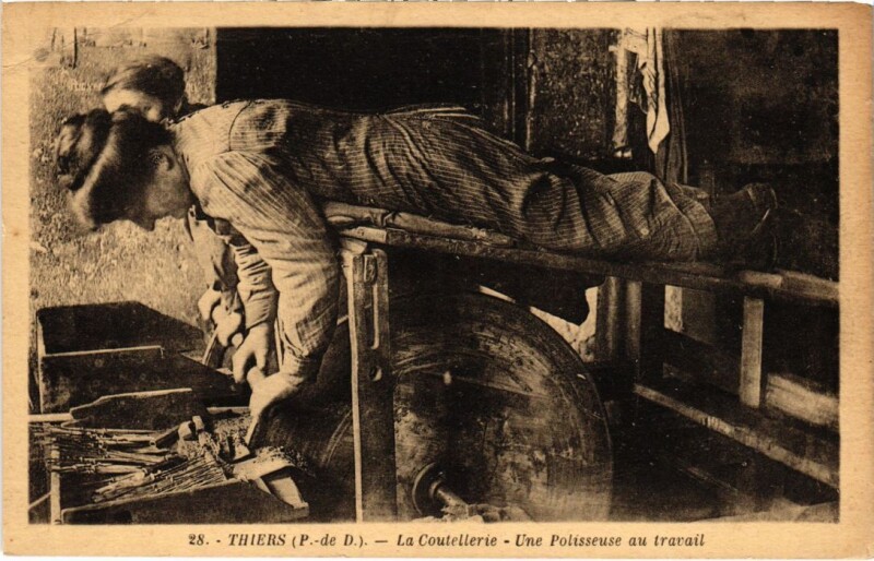 Carte postale ancienne Thiers la Coutellierie Polisseuse au travail à Thiers
