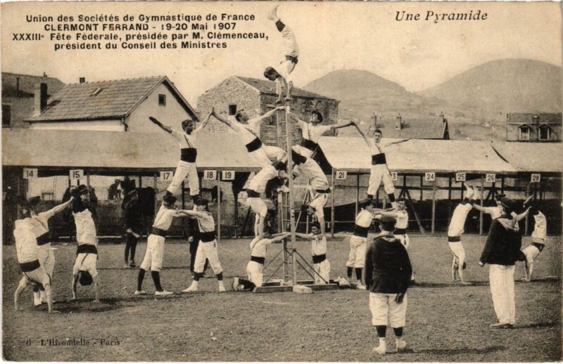 Carte postale ancienne Union des Soc de Gymnastique Clermont-Ferrand 1907 Une Pyramide à Clermont-Ferrand