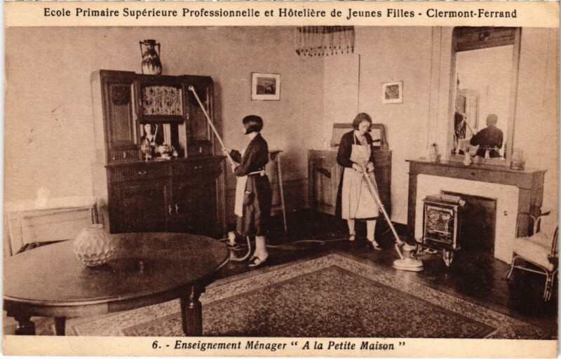 Carte postale ancienne Clermont-Ferrand Ecole Prof et hoteliere de Jeunes Filles à Clermont-Ferrand