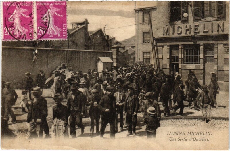 Carte postale ancienne Usine Michelin Une sortie d'Ouvriers