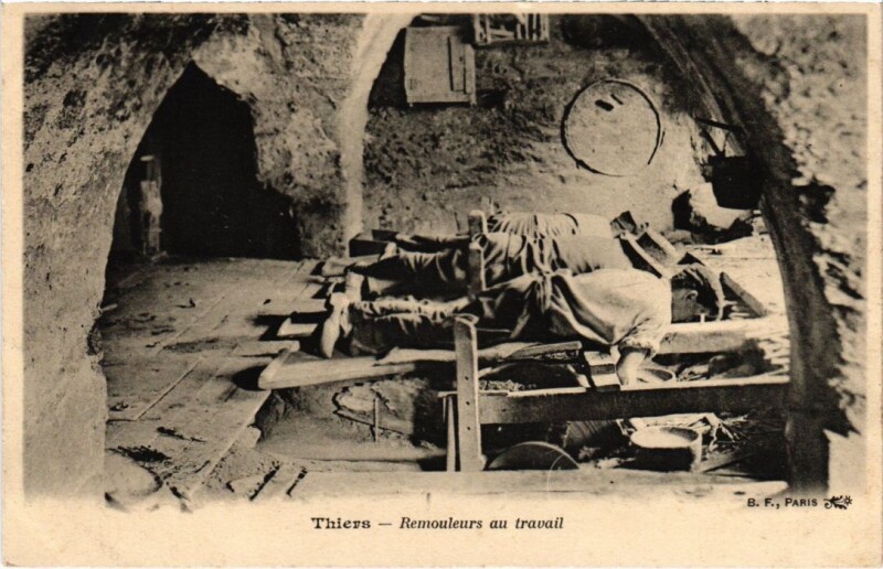 Carte postale ancienne Thiers remouleurs au travail à Thiers