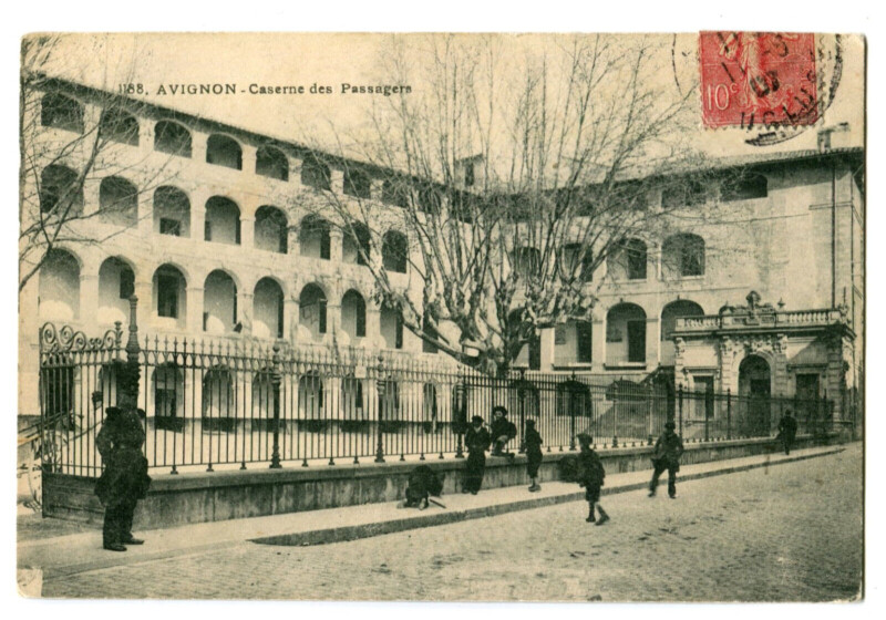 Carte postale ancienne Vaucluse Avignon Caserne des Passagers animé à Avignon