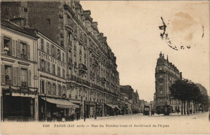 Carte postale ancienne Paris 12e Rue du Rendez-Vous et Bd de Picpus