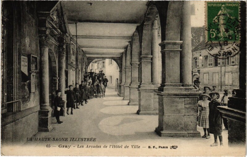 Carte postale ancienne Gray Les Arcades de l'Hotel de Ville