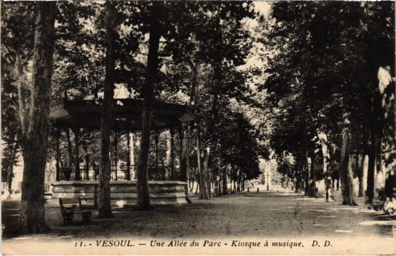 Carte postale ancienne Vesoul Une allee du Parc Kiosque a musique à Vesoul