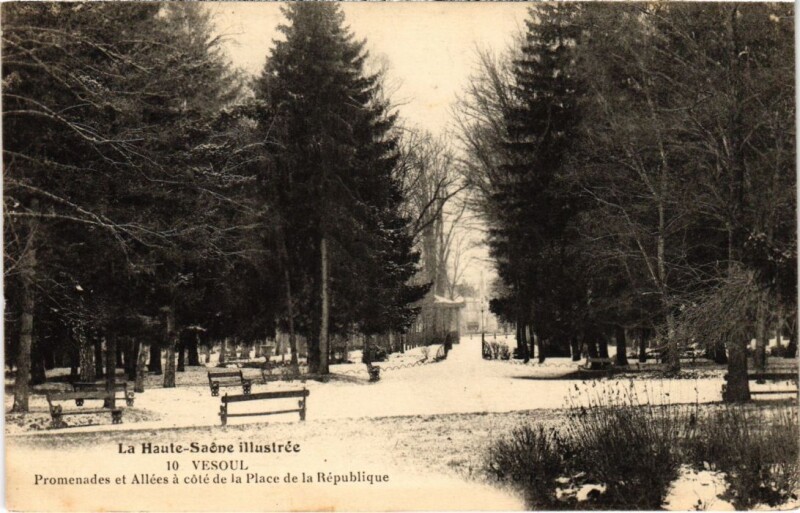 Carte postale ancienne Vesoul place de la REpublique Promenades et Allees à Vesoul