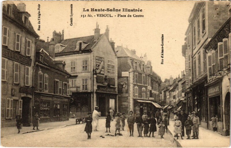Carte postale ancienne Vesoul Place du Centre à Vesoul