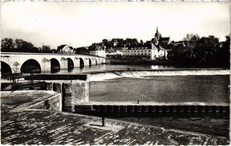 Carte postale ancienne Gray Barrage sur la Saone
