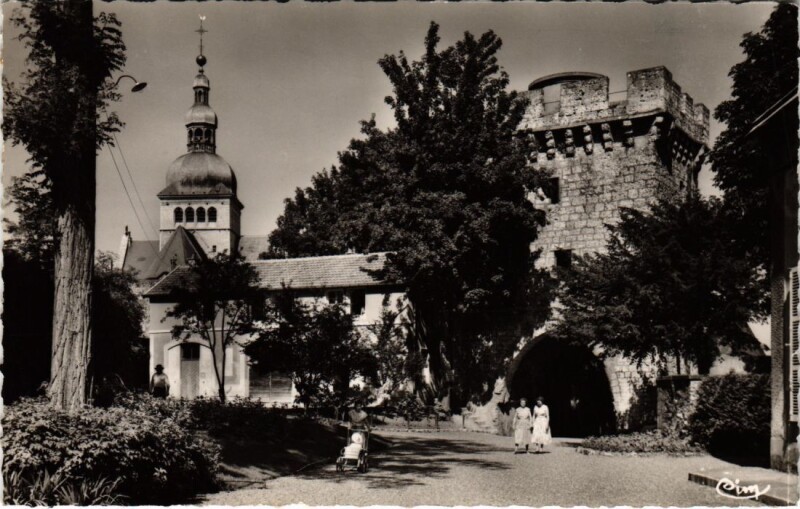 Carte postale ancienne Gray Le Chateau La Tour