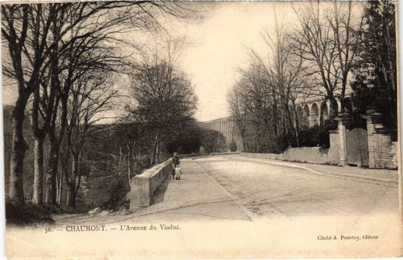 Carte postale ancienne Chaumont Avenue du Viaduc